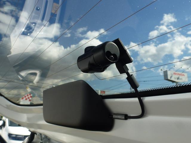 フィット ｅ：ＨＥＶホーム　弊社元レンタカー　純正ドラレコ前後　純正ナビ　パーキングセンサー　ＥＴＣ２．０　サイドカーテンエアバック　ＬＥＤヘッドライト　バックカメラ　Ｂｌｕｅｔｏｏｔｈａｕｄｉｏ（10枚目）