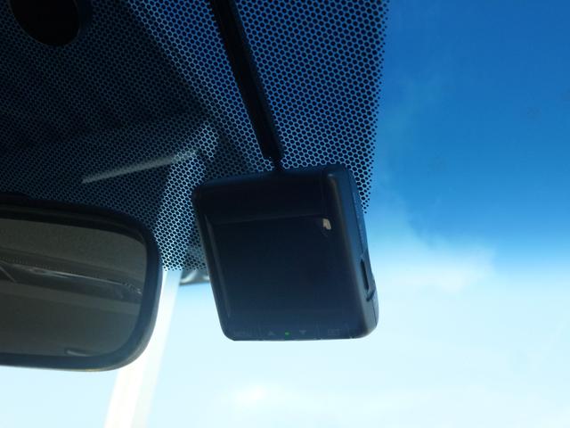 フィットハイブリッド Ｆパッケージ　純正８インチナビ　タイヤ４本新品　バックカメラ　純正フロントドラレコ　オートリトラミラー　ＥＴＣ　フルオートエアコン　禁煙車（4枚目）