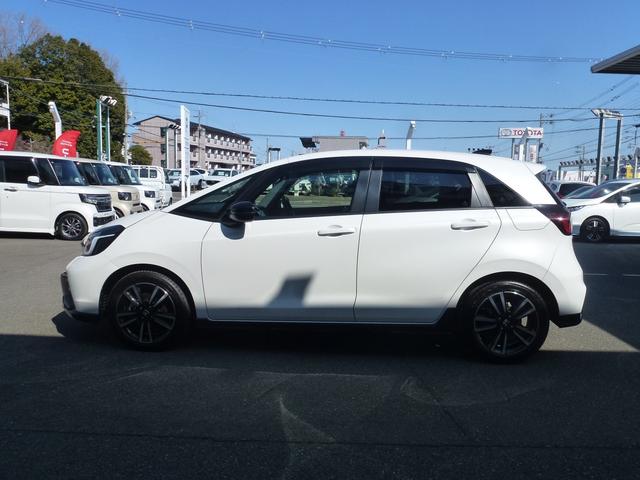 フィット ｅ：ＨＥＶＲＳ　純正ドラレコ前後ナビ連動　純正９インチギャザズナビ　サイドカーテンエアバック　パーキングセンサー　ＵＳＢ　電子パーキングブレーキ　パドルシフト　ＤＶＤ　バックカメラ（12枚目）