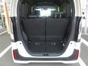 フル乗車時でも十分な荷室です。