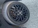 車体にマッチしたデザインのホイールが足元を引き締め、スタイリッシュな印象を演出します。