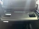 運転席・助手席後ろにシートバックテーブルも装備!!ドリンクや軽食、PC作業にも使えて移動中も快適。家族も仕事もどちらにも便利です!!