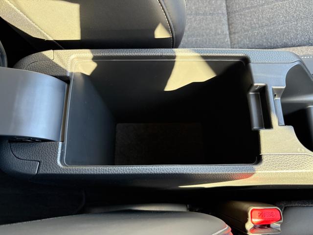 フィット ｅ：ＨＥＶホーム　純正ホンダコネクトナビ　Ｂｌｕｅｔｏｏｔｈ　ラジオ　フルセグ　バックカメラ　フルオートエアコン　ＡＣＣ　フロアマット　ＥＴＣ（30枚目）