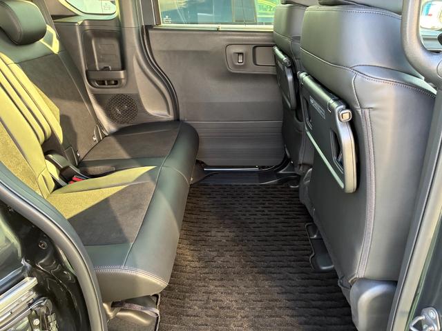 後席シートの足元はゆとりがあります。同乗者の方もくつろげます！