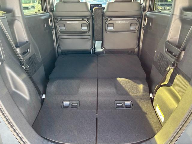 後席を倒せば大きな荷物も簡単に積み込めます。