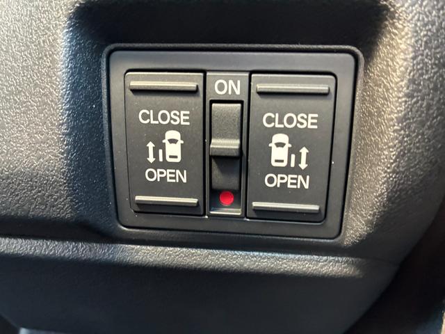 両側パワースライドドア付きです！