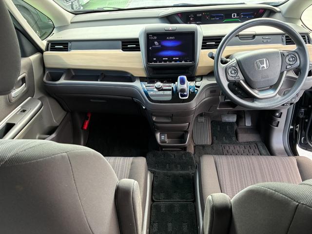 フリードハイブリッド ハイブリッド・Gホンダセンシング 純正9インチナビ CD DVD AM FM フルセグ Bluetooth バックカメラ ETC 両側電動パワースライドドア フルオートエアコン フロアマット ドアバイザー(3枚目)