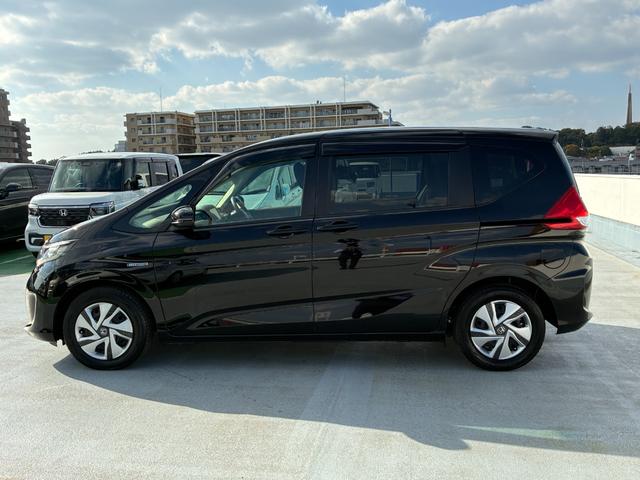 フリードハイブリッド ハイブリッド・Gホンダセンシング 純正9インチナビ CD DVD AM FM フルセグ Bluetooth バックカメラ ETC 両側電動パワースライドドア フルオートエアコン フロアマット ドアバイザー(7枚目)