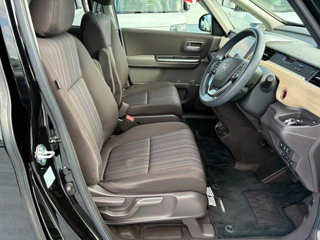 フリードハイブリッド ハイブリッド・Gホンダセンシング 純正9インチナビ CD DVD AM FM フルセグ Bluetooth バックカメラ ETC 両側電動パワースライドドア フルオートエアコン フロアマット ドアバイザー(15枚目)