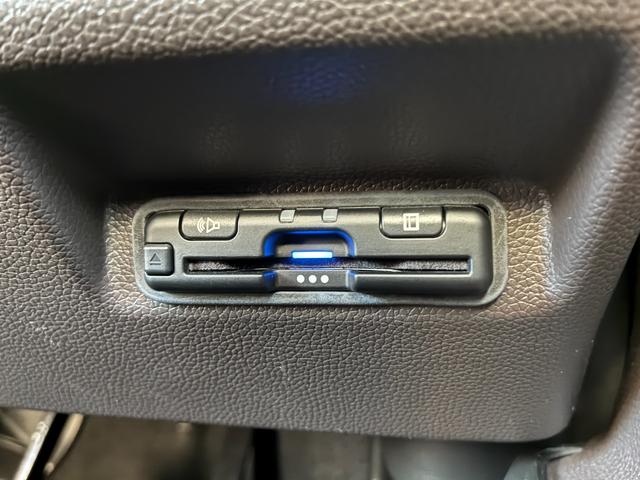 フリード Ｇ　純正７インチナビ　ＣＤ　ＤＶＤ　ＡＭ　ＦＭ　フルセグ　ミュージックラック　Ｂｌｕｅｔｏｏｔｈ　バックカメラ　フルオートエアコン　シートヒーター　両側電動パワースライドドア　後席サンシェード　ドラレコ（3枚目）