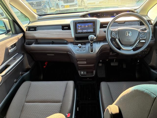 フリード Ｇ　純正７インチナビ　ＣＤ　ＤＶＤ　ＡＭ　ＦＭ　フルセグ　ミュージックラック　Ｂｌｕｅｔｏｏｔｈ　バックカメラ　フルオートエアコン　シートヒーター　両側電動パワースライドドア　後席サンシェード　ドラレコ（4枚目）