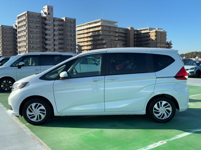 フリード Ｇ　純正７インチナビ　ＣＤ　ＤＶＤ　ＡＭ　ＦＭ　フルセグ　ミュージックラック　Ｂｌｕｅｔｏｏｔｈ　バックカメラ　フルオートエアコン　シートヒーター　両側電動パワースライドドア　後席サンシェード　ドラレコ（7枚目）