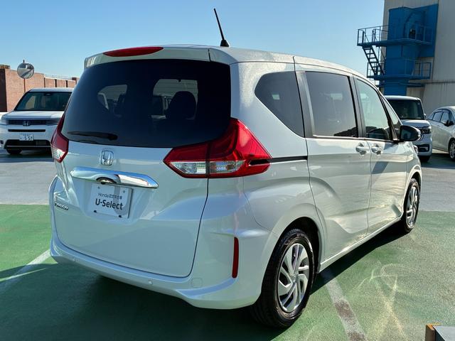 フリード Ｇ　純正７インチナビ　ＣＤ　ＤＶＤ　ＡＭ　ＦＭ　フルセグ　ミュージックラック　Ｂｌｕｅｔｏｏｔｈ　バックカメラ　フルオートエアコン　シートヒーター　両側電動パワースライドドア　後席サンシェード　ドラレコ（10枚目）