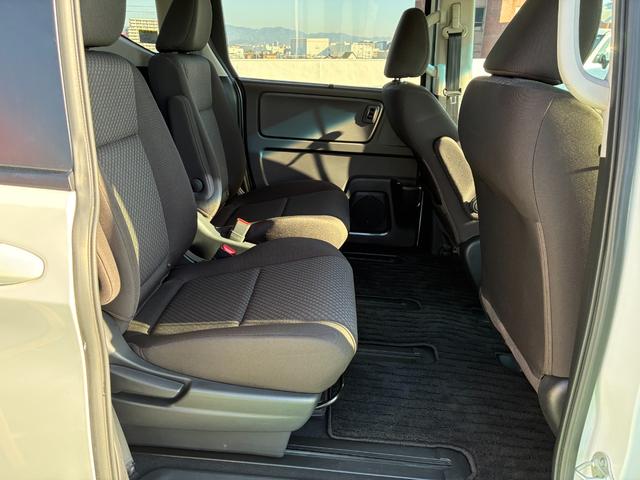 フリード Ｇ　純正７インチナビ　ＣＤ　ＤＶＤ　ＡＭ　ＦＭ　フルセグ　ミュージックラック　Ｂｌｕｅｔｏｏｔｈ　バックカメラ　フルオートエアコン　シートヒーター　両側電動パワースライドドア　後席サンシェード　ドラレコ（17枚目）