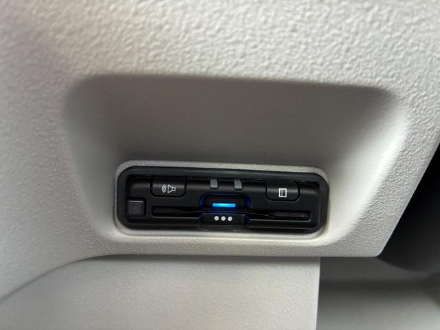 N-BOX ベースグレード 元試乗車 純正ナビ AM FM フルセグ Bluetooth フルオートエアコン シートヒーター ETC バックカメラ ドラレコ前後 両側電動パワースライドドア(3枚目)