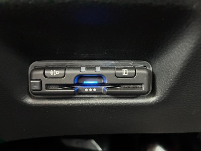 フィット ベーシック　純正ナビ　ＣＤ　ＤＶＤ　ＡＭ　ＦＭ　ＴＶフルセグ　ミュージックラック　Ｂｌｕｅｔｏｏｔｈ　バックカメラ　ブレーキホールド　フルオートエアコン　ＡＣＣ　ＥＴＣ（3枚目）