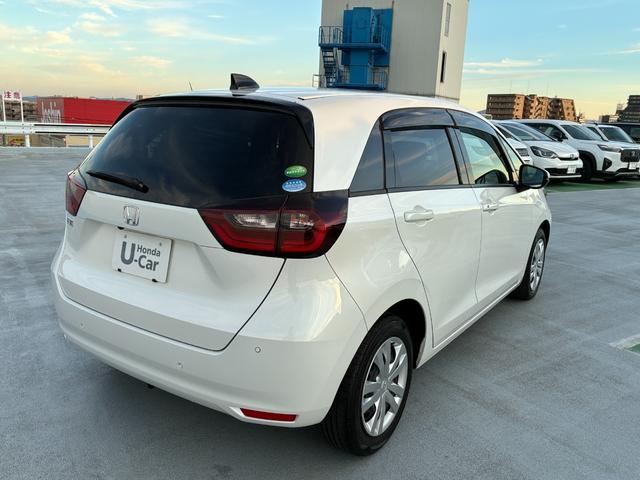 フィット ベーシック　純正ナビ　ＣＤ　ＤＶＤ　ＡＭ　ＦＭ　ＴＶフルセグ　ミュージックラック　Ｂｌｕｅｔｏｏｔｈ　バックカメラ　ブレーキホールド　フルオートエアコン　ＡＣＣ　ＥＴＣ（10枚目）