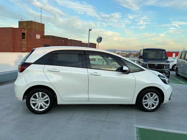 フィット ベーシック　純正ナビ　ＣＤ　ＤＶＤ　ＡＭ　ＦＭ　ＴＶフルセグ　ミュージックラック　Ｂｌｕｅｔｏｏｔｈ　バックカメラ　ブレーキホールド　フルオートエアコン　ＡＣＣ　ＥＴＣ（11枚目）