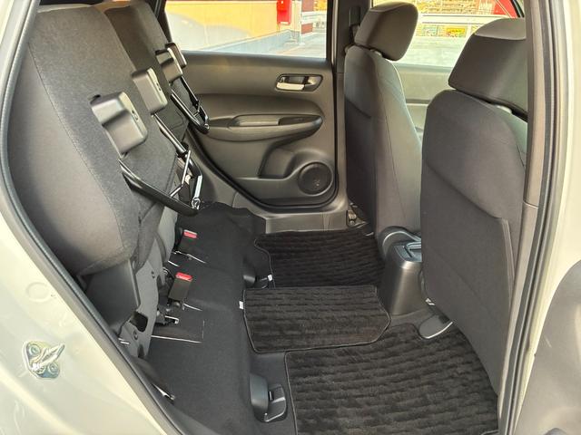 フィット ベーシック　純正ナビ　ＣＤ　ＤＶＤ　ＡＭ　ＦＭ　ＴＶフルセグ　ミュージックラック　Ｂｌｕｅｔｏｏｔｈ　バックカメラ　ブレーキホールド　フルオートエアコン　ＡＣＣ　ＥＴＣ（17枚目）