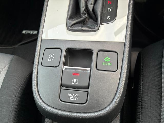 フィット ベーシック　純正ナビ　ＣＤ　ＤＶＤ　ＡＭ　ＦＭ　ＴＶフルセグ　ミュージックラック　Ｂｌｕｅｔｏｏｔｈ　バックカメラ　ブレーキホールド　フルオートエアコン　ＡＣＣ　ＥＴＣ（22枚目）