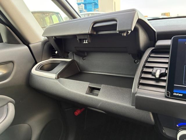 フィット ベーシック　純正ナビ　ＣＤ　ＤＶＤ　ＡＭ　ＦＭ　ＴＶフルセグ　ミュージックラック　Ｂｌｕｅｔｏｏｔｈ　バックカメラ　ブレーキホールド　フルオートエアコン　ＡＣＣ　ＥＴＣ（23枚目）