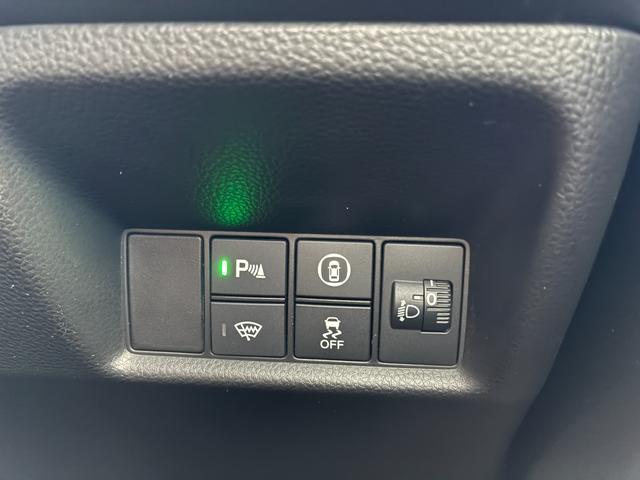 フィット ベーシック　純正ナビ　ＣＤ　ＤＶＤ　ＡＭ　ＦＭ　ＴＶフルセグ　ミュージックラック　Ｂｌｕｅｔｏｏｔｈ　バックカメラ　ブレーキホールド　フルオートエアコン　ＡＣＣ　ＥＴＣ（25枚目）