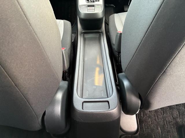 フィット ベーシック　純正ナビ　ＣＤ　ＤＶＤ　ＡＭ　ＦＭ　ＴＶフルセグ　ミュージックラック　Ｂｌｕｅｔｏｏｔｈ　バックカメラ　ブレーキホールド　フルオートエアコン　ＡＣＣ　ＥＴＣ（32枚目）