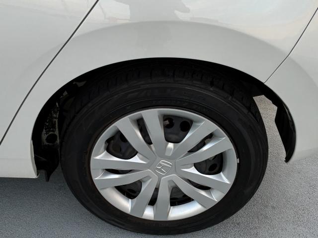 フィット ベーシック　純正ナビ　ＣＤ　ＤＶＤ　ＡＭ　ＦＭ　ＴＶフルセグ　ミュージックラック　Ｂｌｕｅｔｏｏｔｈ　バックカメラ　ブレーキホールド　フルオートエアコン　ＡＣＣ　ＥＴＣ（42枚目）