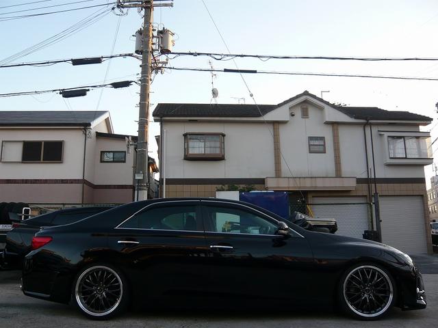 こちらのお車ですが、１９インチアルミに車高調付きで、キマってます♪撮影時は、少し低めの設定となっておりますが、ご納車時にはご要望に合わせて車高調整させて頂きますので、お気軽にお申し付けください♪