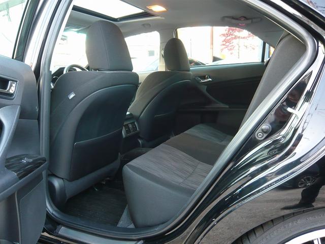 マークＸですが、後席を前倒ししてあげますと、トランクルームと繋がりますので、トランクに収まりきらない長い物でも積載できるかもしれませんよ♪