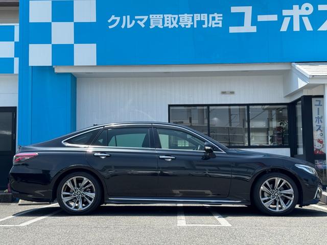 クラウンハイブリッド ＲＳアドバンス　１２．３インチオプションナビ　ＥＴＣ２．０　バックカメラ　サンルーフ　黒本革シート　シートクーラー　シートヒーター　ステアリングヒーター　電動パーキングブレーキ　フルセグ視聴　ワンオーナー（6枚目）