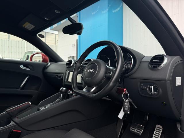 ＴＴクーペ １．８ＴＦＳＩ　純正ナビ　ＥＴＣ　バックカメラ　電動リアウイング　オートライト　横滑り防止装置　パドルシフト　ステアリングスイッチ　フルセグ視聴　Ｂｌｕｅｔｏｏｔｈ接続（11枚目）