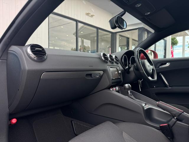 ＴＴクーペ １．８ＴＦＳＩ　純正ナビ　ＥＴＣ　バックカメラ　電動リアウイング　オートライト　横滑り防止装置　パドルシフト　ステアリングスイッチ　フルセグ視聴　Ｂｌｕｅｔｏｏｔｈ接続（13枚目）