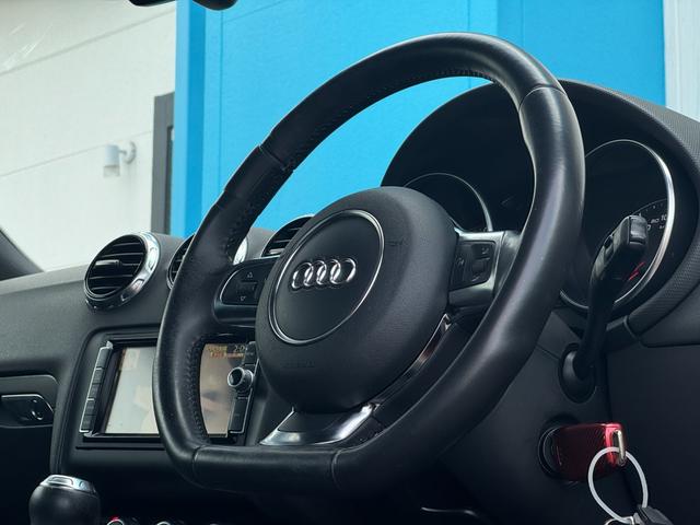 ＴＴクーペ １．８ＴＦＳＩ　純正ナビ　ＥＴＣ　バックカメラ　電動リアウイング　オートライト　横滑り防止装置　パドルシフト　ステアリングスイッチ　フルセグ視聴　Ｂｌｕｅｔｏｏｔｈ接続（17枚目）