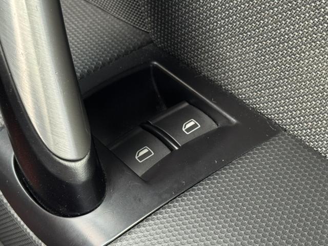 ＴＴクーペ １．８ＴＦＳＩ　純正ナビ　ＥＴＣ　バックカメラ　電動リアウイング　オートライト　横滑り防止装置　パドルシフト　ステアリングスイッチ　フルセグ視聴　Ｂｌｕｅｔｏｏｔｈ接続（23枚目）