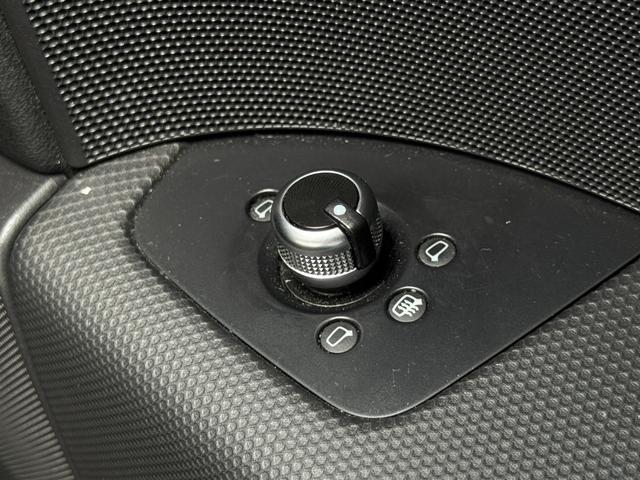 ＴＴクーペ １．８ＴＦＳＩ　純正ナビ　ＥＴＣ　バックカメラ　電動リアウイング　オートライト　横滑り防止装置　パドルシフト　ステアリングスイッチ　フルセグ視聴　Ｂｌｕｅｔｏｏｔｈ接続（24枚目）
