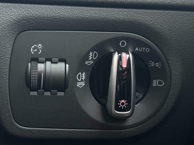 ＴＴクーペ １．８ＴＦＳＩ　純正ナビ　ＥＴＣ　バックカメラ　電動リアウイング　オートライト　横滑り防止装置　パドルシフト　ステアリングスイッチ　フルセグ視聴　Ｂｌｕｅｔｏｏｔｈ接続（25枚目）