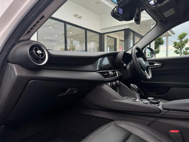 ジュリア ベースグレード　ＣＡＲ　ＰＬＡＹ接続　ＥＴＣ　バックカメラ　アイドリングストップ　ステアリングスイッチ　クルーズコントロール　プッシュスタート　Ｂｌｕｅｔｏｏｔｈ接続（13枚目）