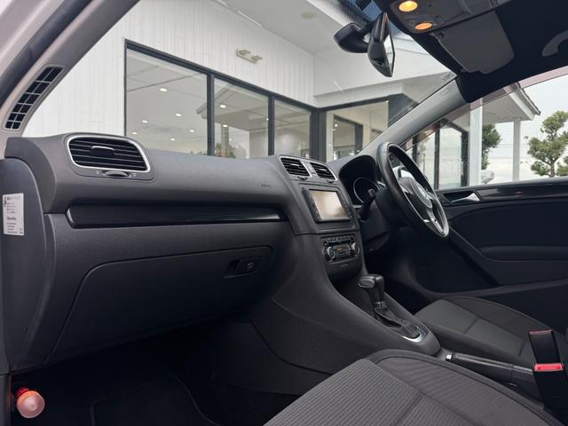 ゴルフ ＴＳＩコンフォートライン　純正ナビ　ＥＴＣ　バックカメラ　ワイヤレスキー　横滑り防止装置　オートヘッドライト　純正アルミホイール　ワンオーナー車（13枚目）