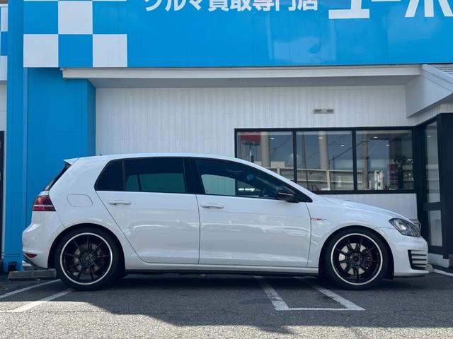 ゴルフＧＴＩ ベースグレード　純正ナビ　ＥＴＣ　コーナーセンサー　社外マフラー　本革シート　パワーシート　社外アルミホイール　プッシュスタート　ステアリングスイッチ　フルセグ視聴　Ｂｌｕｅｔｏｏｔｈ接続（6枚目）