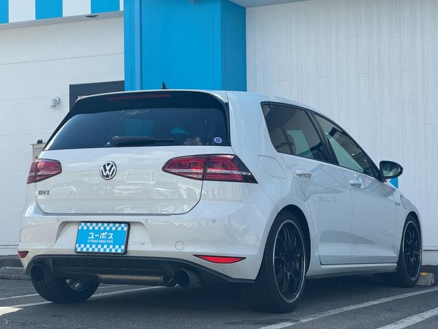 ゴルフＧＴＩ ベースグレード　純正ナビ　ＥＴＣ　コーナーセンサー　社外マフラー　本革シート　パワーシート　社外アルミホイール　プッシュスタート　ステアリングスイッチ　フルセグ視聴　Ｂｌｕｅｔｏｏｔｈ接続（7枚目）