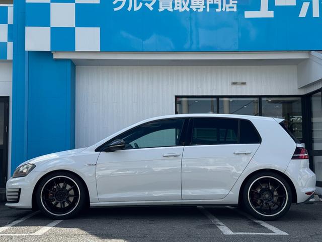 ゴルフＧＴＩ ベースグレード　純正ナビ　ＥＴＣ　コーナーセンサー　社外マフラー　本革シート　パワーシート　社外アルミホイール　プッシュスタート　ステアリングスイッチ　フルセグ視聴　Ｂｌｕｅｔｏｏｔｈ接続（10枚目）