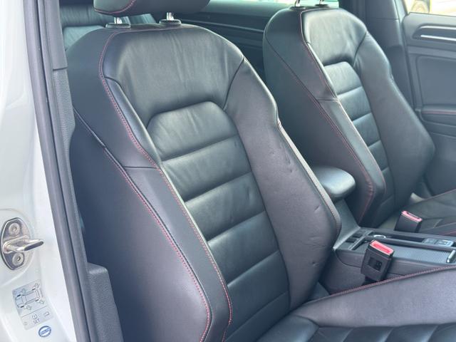 ゴルフＧＴＩ ベースグレード　純正ナビ　ＥＴＣ　コーナーセンサー　社外マフラー　本革シート　パワーシート　社外アルミホイール　プッシュスタート　ステアリングスイッチ　フルセグ視聴　Ｂｌｕｅｔｏｏｔｈ接続（12枚目）