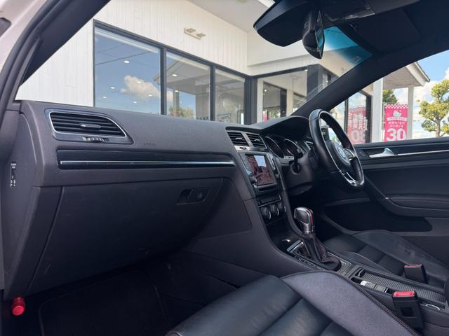 ゴルフＧＴＩ ベースグレード　純正ナビ　ＥＴＣ　コーナーセンサー　社外マフラー　本革シート　パワーシート　社外アルミホイール　プッシュスタート　ステアリングスイッチ　フルセグ視聴　Ｂｌｕｅｔｏｏｔｈ接続（13枚目）