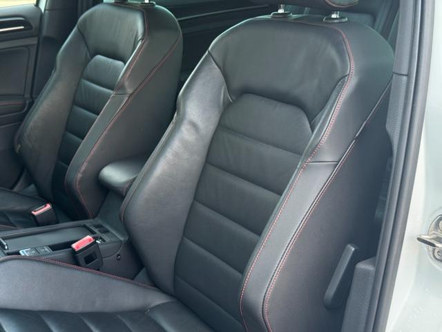 ゴルフＧＴＩ ベースグレード　純正ナビ　ＥＴＣ　コーナーセンサー　社外マフラー　本革シート　パワーシート　社外アルミホイール　プッシュスタート　ステアリングスイッチ　フルセグ視聴　Ｂｌｕｅｔｏｏｔｈ接続（14枚目）