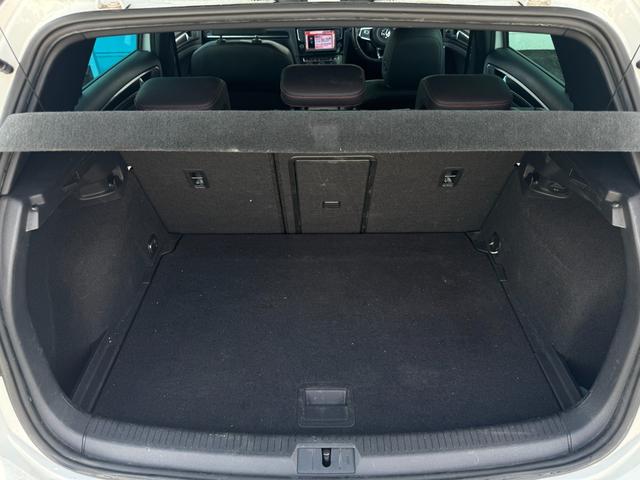 ゴルフＧＴＩ ベースグレード　純正ナビ　ＥＴＣ　コーナーセンサー　社外マフラー　本革シート　パワーシート　社外アルミホイール　プッシュスタート　ステアリングスイッチ　フルセグ視聴　Ｂｌｕｅｔｏｏｔｈ接続（24枚目）