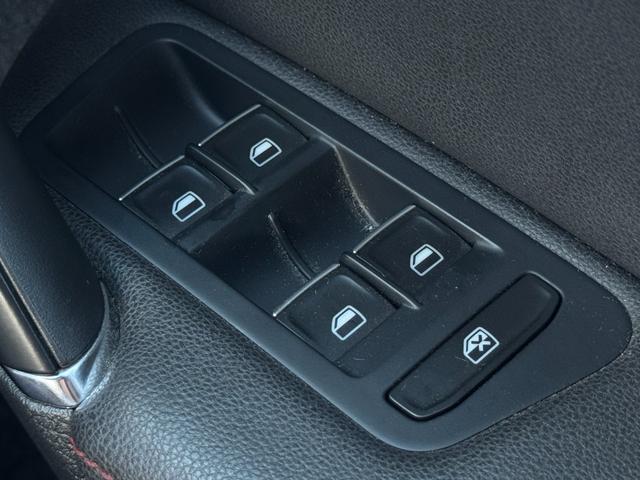 ゴルフＧＴＩ ベースグレード　純正ナビ　ＥＴＣ　コーナーセンサー　社外マフラー　本革シート　パワーシート　社外アルミホイール　プッシュスタート　ステアリングスイッチ　フルセグ視聴　Ｂｌｕｅｔｏｏｔｈ接続（29枚目）