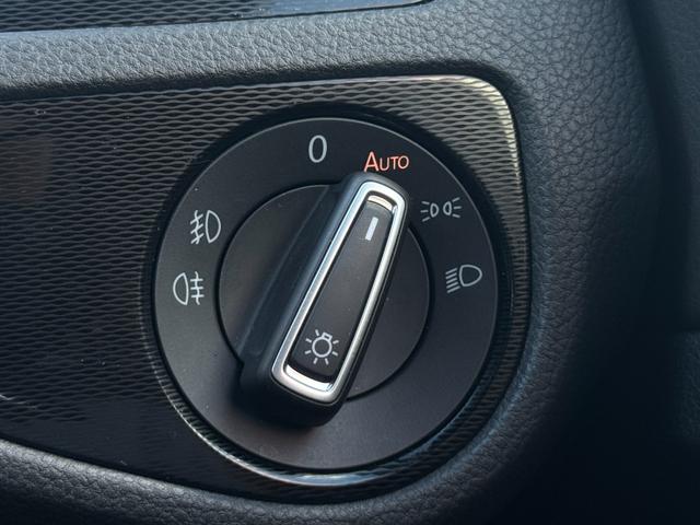 ゴルフＧＴＩ ベースグレード　純正ナビ　ＥＴＣ　コーナーセンサー　社外マフラー　本革シート　パワーシート　社外アルミホイール　プッシュスタート　ステアリングスイッチ　フルセグ視聴　Ｂｌｕｅｔｏｏｔｈ接続（30枚目）