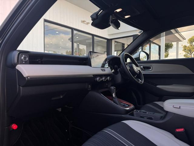 ヴェゼル ｅ：ＨＥＶ　ＰＬａＹ　純正ナビ　ＥＴＣ２．０　バックカメラ　純正Ｄオプションエアロ　シートヒーター　ハーフレザーシート　ステアリングヒーター　クルーズコントロール　ワイヤレス充電　フルセグ視聴　Ｂｌｕｅｔｏｏｈ接続（13枚目）