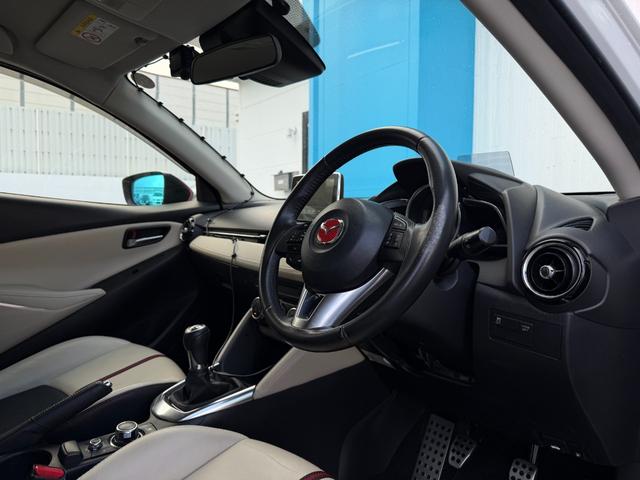 デミオ ＸＤツーリング　Ｌパッケージ　マツダコネクトナビ　ＥＴＣ　バックカメラ　６速ＭＴ　ベージュ半革シート　ステアリングスイッチ　クルーズコントロール　アイドリングストップ　ドライブレコーダー　衝突軽減システム　Ｂｌｕｅｔｏｏｔｈ接続（12枚目）